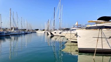 Fransa 'nın Antibes kentindeki Vauban Limanı' na gün ışığında tekneler yanaştı.