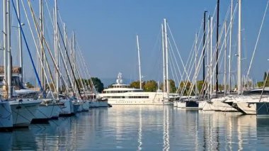 Antibes, Fransa - 29 Ağustos 2024: Tekneler gündüz vakti Vauban Limanı 'na yanaştı