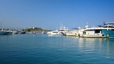 Antibes, Fransa - 29 Ağustos 2024: Arka planda Fort Carre ile Vauban Limanı 'na yanaşan tekneler