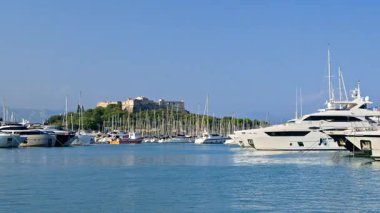 Antibes, Fransa - 29 Ağustos 2024: Arka planda Fort Carre ile Vauban Limanı 'na yanaşan tekneler