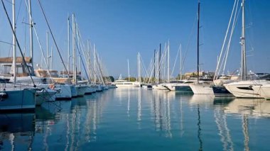 Antibes, Fransa - 29 Ağustos 2024: Tekneler gündüz vakti Vauban Limanı 'na yanaştı