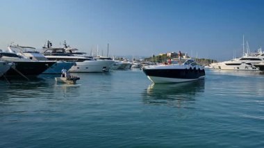 Antibes, Fransa - 29 Ağustos 2024: Arka planda Fort Carre ile Vauban Limanı 'ndan geçen tekneler