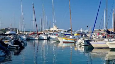 Antibes, Fransa - 29 Ağustos 2024: Arka planda Fort Carre ile Vauban Limanı 'ndan geçen tekneler