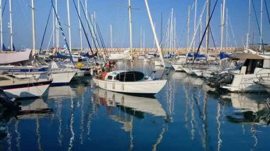 Antibes, Fransa - 29 Ağustos 2024: Tekneler gündüz vakti Vauban Limanı 'na yanaştı