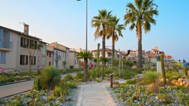 Antibes, Fransa - 20 Ekim 2024: Arka planda Nicolas Lavarenne 'in bronz heykelleri görülüyor