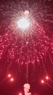 Geceleri Cannes Havai fişek Festivali 'nde gökyüzünde havai fişekler. Dikey