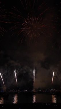 Geceleri Cannes Havai fişek Festivali 'nde gökyüzünde havai fişekler. Dikey