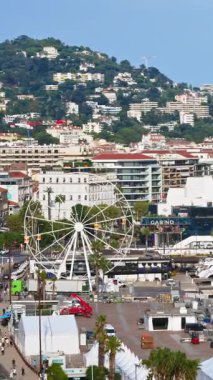 Fransa 'nın Cannes sahilindeki liman manzarası bulutlu bir günde. Dikey