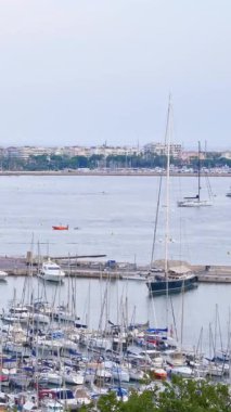 Fransa 'nın Cannes sahilindeki liman manzarası bulutlu bir günde. Dikey