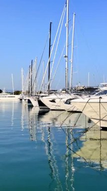 Antibes, Fransa 'da gündüz vakti Vauban Limanı' na yanaştılar. Dikey