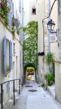 Fransa, Antibes sokaklarında gün ışığında bir yürüyüş. Dikey