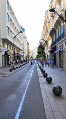 Cannes, Fransa - 23 Ağustos 2024: İnsanlar gün ışığında şehrin sokaklarında yürüyor. Dikey