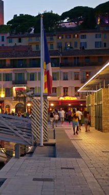 Cannes, Fransa - 26 Ağustos 2024: İnsanlar akşam saatlerinde Port de Cannes limanına yanaştı. Dikey