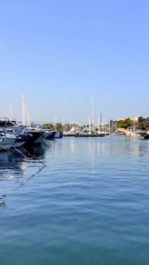 Antibes, Fransa - 29 Ağustos 2024: Tekneler gündüz vakti Vauban Limanı 'na yanaştı. Dikey