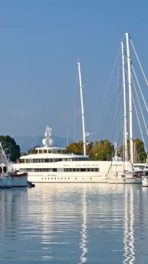 Antibes, Fransa - 29 Ağustos 2024: Tekneler gündüz vakti Vauban Limanı 'na yanaştı. Dikey