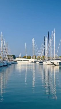 Antibes, Fransa - 29 Ağustos 2024: Tekneler gündüz vakti Vauban Limanı 'na yanaştı. Dikey