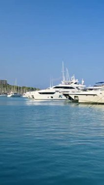 Antibes, Fransa - 29 Ağustos 2024: Gemiler arka planda Fort Carre ile Vauban Limanı 'na yanaştı. Dikey