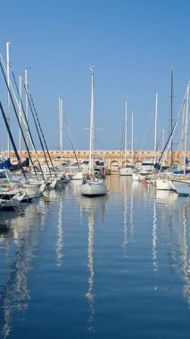 Antibes, Fransa - 29 Ağustos 2024: Tekneler gündüz vakti Vauban Limanı 'na yanaştı. Dikey