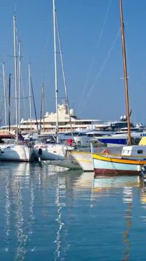 Antibes, Fransa - 29 Ağustos 2024: Tekneler gündüz vakti Vauban Limanı 'na yanaştı. Dikey