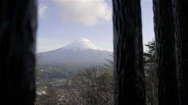 Ahşap kirişlerle çerçevelenmiş Fuji Dağı 'nın manzarası. Sakin bir atmosfer Japonya 'daki doğanın güzelliğini gösteriyor..