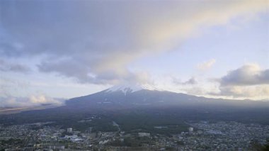 Gün batımında Fuji Dağı 'nın zamanı. Bulutlar sürükleniyor ve ışık değişiyor.