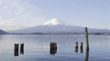 Fuji Dağı 'nın muhteşem manzarası Kawaguchi Gölü' nün sakin sularına yansıyor. Karla kaplı tepe ve sakin çevre sabahın erken saatlerinde huzurlu bir atmosfer yaratır..