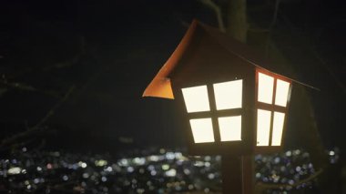 Fujikawaguchiko 'nun gece gökyüzüne karşı, aşağıda genişleyen bir şehri aydınlatan, güzelce hazırlanmış bir açık hava feneri ışıl ışıl parlıyor. Chureito Pagoda Parkı