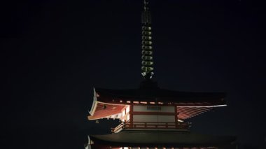 Chureito Pagoda gece aydınlandı, karanlık gökyüzüne karşı eşsiz mimari özelliklerini sergiledi..