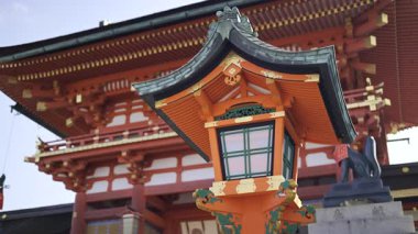 Geleneksel Japon mimarisinin çarpıcı detaylarına hayran kaldım. Güzel bir el yapımı fener ve açık mavi gökyüzüne karşı ikonik bir Fushimi Inari türbesi. Kyoto, Japonya