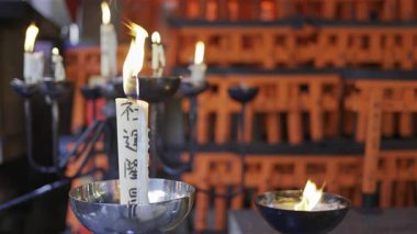 Japonya 'daki Fushimi Inari Tapınağı' nda mumlar yavaşça yanıp sönüyor, yazıtları aydınlatıyor ve barışçıl bir atmosfer yaratıyor. Çevirisi: 