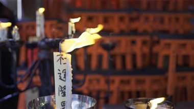 Japonya 'daki Fushimi Inari Tapınağı' nda mumlar yavaşça yanıp sönüyor, yazıtları aydınlatıyor ve barışçıl bir atmosfer yaratıyor. Çevirisi: 