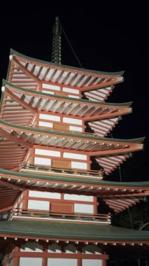 Chureito Pagoda gece aydınlandı, karanlık gökyüzüne karşı eşsiz mimari özelliklerini sergiledi. Dikey video
