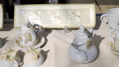 Fujikawaguchiko, Japonya - 9 Nisan 2025: Canlı bir açık hava pazarı, sanatçılar tarafından yapılmış el yapımı eşsiz çömleklere sahiptir.