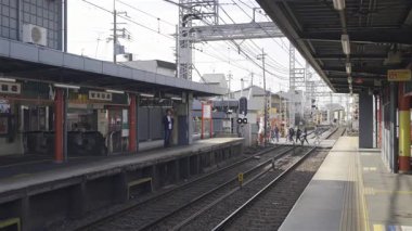 Kyoto, Japonya - 10 Nisan 2025: Fushimi-Inari tren istasyonunda bekleyenler.
