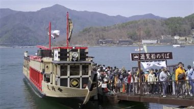 Fujikawaguchiko, Japonya - 9 Nisan 2025: Turistler gezici bir tekneye binmek için Kawaguchiko Gölü 'nde toplandılar.