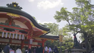 Kyoto, Japonya - 9 Nisan 2025: Japonya 'daki Fushimi Inari türbesinde kültürel bir deneyimin tadını çıkaran ziyaretçiler