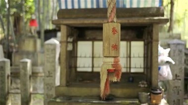 Kyoto, Japonya - 9 Nisan 2025: ikonik kırmızı torii kapısı içeren tapınak girişi. Fushimi Inari, Kyoto, Japonya