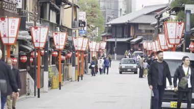 Kyoto, Japonya - 10 Nisan 2025: Taksi Hanamikoji-dori caddesinde şehrin hareketli sokaklarında geziniyor.