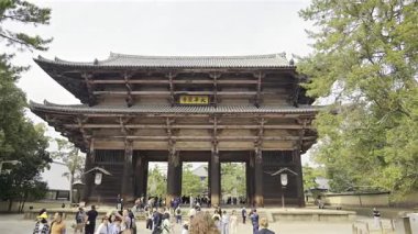 Nara, Japonya - 10 Nisan 2025: Nara Parkı 'ndaki Todai-ji Namdaimon Büyük Güney Kapısı' nda yürüyen bir grup turist