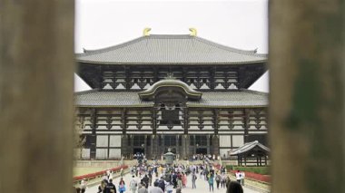 Nara, Japonya - 10 Nisan 2025: Ziyaretçiler Japonya 'nın Nara kentindeki büyüleyici Todai-ji Tapınağı' nı keşfederek tarihi mimarinin tadını çıkarıyorlar.