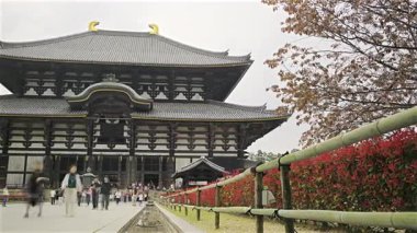 Nara, Japonya - 10 Nisan 2025: Nara 'daki Todai-ji Tapınağı' nda turist sayısı