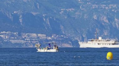 Antibes, Fransa - 2 Mayıs 2025: Akdeniz 'de gün ışığında hareket eden beyaz tekneler