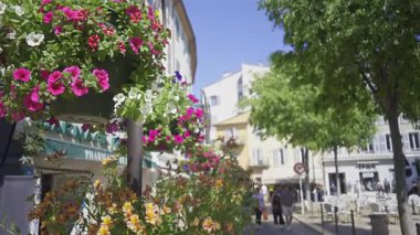 Antibes, Fransa - 3 Mayıs 2025: Şehrin sokaklarında güpegündüz teraslarda yürüyen insanların görüntüsü bulanık