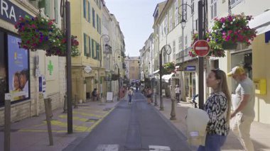 Antibes, Fransa - 3 Mayıs 2025: İnsanlar gün ışığında şehrin sokaklarında yürüyor