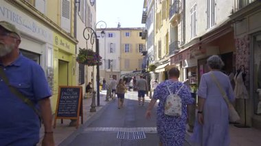 Antibes, Fransa - 3 Mayıs 2025: İnsanlar gün ışığında şehrin sokaklarında yürüyor