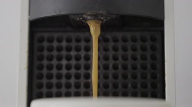 Bir makineden beyaz bir fincana dökülen kahveyi kapat.