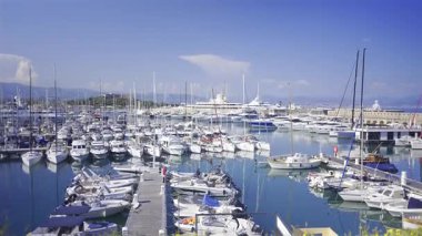 Antibes, Fransa - 4 Mayıs 2025: Arka planda Jaume Plensa 'nın Göçebe heykeli ile birlikte Vauban Limanı' na yanaşan teknelerin yüksek açılı görüntüsü