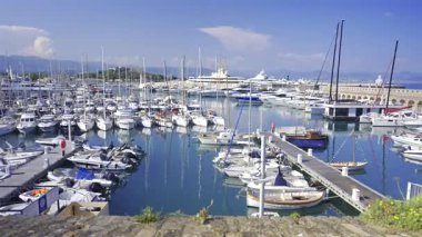 Antibes, Fransa - 4 Mayıs 2025: Arka planda Jaume Plensa 'nın Göçebe heykeli ile birlikte Vauban Limanı' na yanaşan teknelerin yüksek açılı görüntüsü