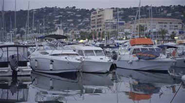 Antibes, Fransa - 5 Mayıs 2025: Akşam Vauban Limanı 'na çok sayıda beyaz tekne yanaştı