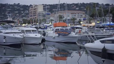 Antibes, Fransa - 5 Mayıs 2025: Akşam Vauban Limanı 'na çok sayıda beyaz tekne yanaştı